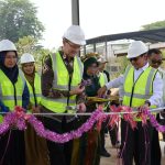 Rektor Unhas dan Dubes Inggris Dorong Solusi Iklim Berbasis Ekonomi Sirkular melalui Pengelolaan Sampah Terpadu FOTO: Rektor Unhas dan Duta Besar Inggris meninjau sejumlah fasilitas pengolahan pada Senin, 19 Oktober 2026.