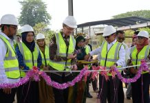 Rektor Unhas dan Dubes Inggris Dorong Solusi Iklim Berbasis Ekonomi Sirkular melalui Pengelolaan Sampah Terpadu FOTO: Rektor Unhas dan Duta Besar Inggris meninjau sejumlah fasilitas pengolahan pada Senin, 19 Oktober 2026.