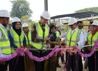 Rektor Unhas dan Dubes Inggris Dorong Solusi Iklim Berbasis Ekonomi Sirkular melalui Pengelolaan Sampah Terpadu FOTO: Rektor Unhas dan Duta Besar Inggris meninjau sejumlah fasilitas pengolahan pada Senin, 19 Oktober 2026.