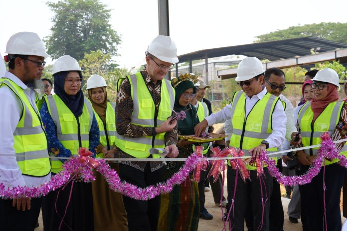 FOTO: Rektor Unhas dan Duta Besar Inggris meninjau sejumlah fasilitas pengolahan pada Senin, 19 Oktober 2026.