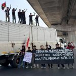 GAM Makassar Gelar Aksi: Tuntaskan Karhutla Sebelum Prabowo ke Sulsel! FOTO: Puluhan mahasiswa yang tergabung dalam Gerakan Aktivis Mahasiswa (GAM) kembali menggelar aksi unjuk rasa di Pertigaan Jalan AP Pettarani-Letjend Hertasning, Kota Makassar, Selasa (20/10/2026).