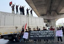 GAM Makassar Gelar Aksi: Tuntaskan Karhutla Sebelum Prabowo ke Sulsel! FOTO: Puluhan mahasiswa yang tergabung dalam Gerakan Aktivis Mahasiswa (GAM) kembali menggelar aksi unjuk rasa di Pertigaan Jalan AP Pettarani-Letjend Hertasning, Kota Makassar, Selasa (20/10/2026).