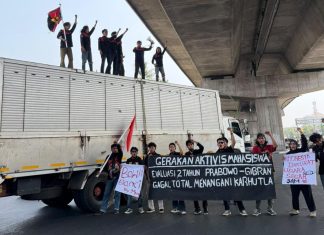 GAM Makassar Gelar Aksi: Tuntaskan Karhutla Sebelum Prabowo ke Sulsel! FOTO: Puluhan mahasiswa yang tergabung dalam Gerakan Aktivis Mahasiswa (GAM) kembali menggelar aksi unjuk rasa di Pertigaan Jalan AP Pettarani-Letjend Hertasning, Kota Makassar, Selasa (20/10/2026).