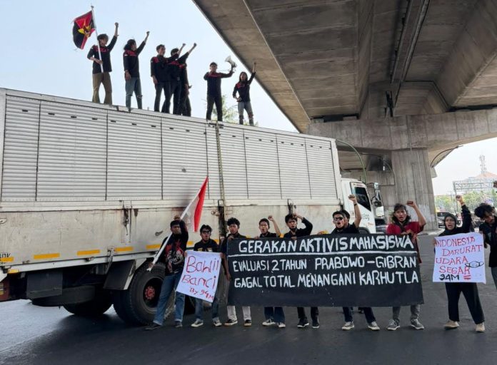 FOTO: Puluhan mahasiswa yang tergabung dalam Gerakan Aktivis Mahasiswa (GAM) kembali menggelar aksi unjuk rasa di Pertigaan Jalan AP Pettarani-Letjend Hertasning, Kota Makassar, Selasa (20/10/2026).