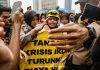 Lima aktivis Greenpeace Indonesia Dibebaskan Aparat Kepolisian FOTO: Salah satu aktivis Greenpeace Indonesia saat diamankan aparat kepolisian. (Ilustrasi)