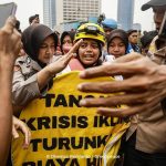 Lima aktivis Greenpeace Indonesia Dibebaskan Aparat Kepolisian FOTO: Salah satu aktivis Greenpeace Indonesia saat diamankan aparat kepolisian. (Ilustrasi)