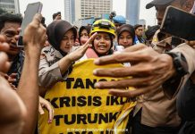 Lima aktivis Greenpeace Indonesia Dibebaskan Aparat Kepolisian FOTO: Salah satu aktivis Greenpeace Indonesia saat diamankan aparat kepolisian. (Ilustrasi)