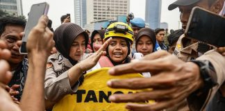 Lima aktivis Greenpeace Indonesia Dibebaskan Aparat Kepolisian FOTO: Salah satu aktivis Greenpeace Indonesia saat diamankan aparat kepolisian. (Ilustrasi)