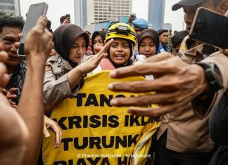 Lima aktivis Greenpeace Indonesia Dibebaskan Aparat Kepolisian FOTO: Salah satu aktivis Greenpeace Indonesia saat diamankan aparat kepolisian. (Ilustrasi)