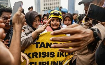Lima aktivis Greenpeace Indonesia Dibebaskan Aparat Kepolisian FOTO: Salah satu aktivis Greenpeace Indonesia saat diamankan aparat kepolisian. (Ilustrasi)