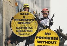 2 Tahun Pemerintahan PraGib, Greenpeace Indonesia Bentang Spanduk di Bundaran HI FOTO: Sejumlah aktivis Greenpeace Indonesia menggelar aksi damai di kawasan Bundaran HI, Jakarta Pusat, Selasa (20/10/2026). (Dok. Greenpeace Indonesia)