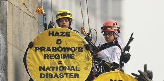 2 Tahun Pemerintahan PraGib, Greenpeace Indonesia Bentang Spanduk di Bundaran HI FOTO: Sejumlah aktivis Greenpeace Indonesia menggelar aksi damai di kawasan Bundaran HI, Jakarta Pusat, Selasa (20/10/2026). (Dok. Greenpeace Indonesia)