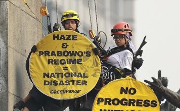 2 Tahun Pemerintahan PraGib, Greenpeace Indonesia Bentang Spanduk di Bundaran HI FOTO: Sejumlah aktivis Greenpeace Indonesia menggelar aksi damai di kawasan Bundaran HI, Jakarta Pusat, Selasa (20/10/2026). (Dok. Greenpeace Indonesia)