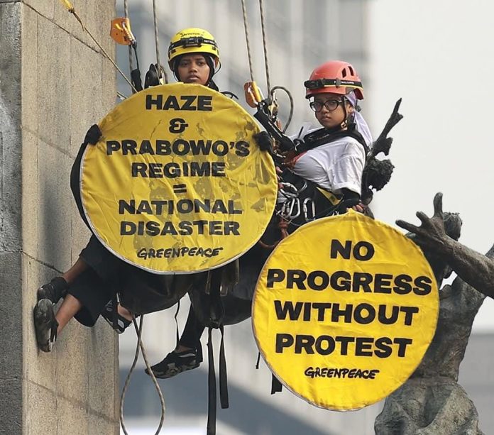 FOTO: Sejumlah aktivis Greenpeace Indonesia menggelar aksi damai di kawasan Bundaran HI, Jakarta Pusat, Selasa (20/10/2026). (Dok. Greenpeace Indonesia)