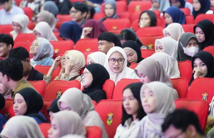 FOTO: Mahasiswa saat mengikuti kuliah umum LIKE-It di Unhas Bahas Strategi Mengelola Keuangan dan Investasi.