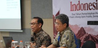 Unhas Rilis Survei “Suara Indonesia Timur”, Petakan Persepsi Publik Dua Tahun Pemerintahan Prabowo FOTO: Kepala Pusat Penelitian Opini Publik Universitas Hasanuddin Prof. Dr. Ir. Mujahidin, M.Tdev., (Kiri) dan Dr Muhammad Sawedi.