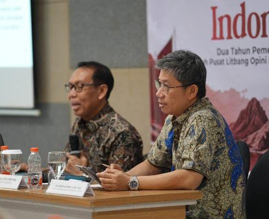Unhas Rilis Survei “Suara Indonesia Timur”, Petakan Persepsi Publik Dua Tahun Pemerintahan Prabowo FOTO: Kepala Pusat Penelitian Opini Publik Universitas Hasanuddin Prof. Dr. Ir. Mujahidin, M.Tdev., (Kiri) dan Dr Muhammad Sawedi.