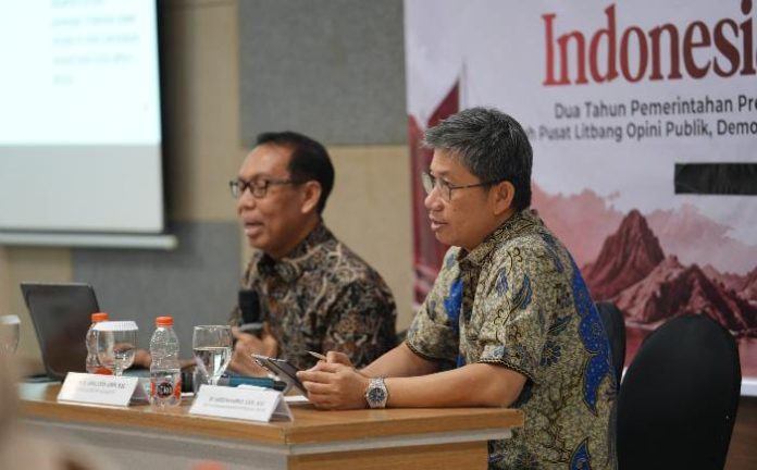 FOTO: Kepala Pusat Penelitian Opini Publik Universitas Hasanuddin Prof. Dr. Ir. Mujahidin, M.Tdev., (Kiri) dan Dr Muhammad Sawedi.