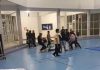 Usai Unjuk Rasa, Mahasiswa Unhas Adu Jotos dengan Pihak Keamanan Kampus FOTO: Hasil tangkapan layar video, Adu jotos mahasiswa pendemo dengan pihak keamanan.