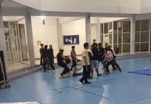 Usai Unjuk Rasa, Mahasiswa Unhas Adu Jotos dengan Pihak Keamanan Kampus FOTO: Hasil tangkapan layar video, Adu jotos mahasiswa pendemo dengan pihak keamanan.
