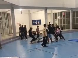 Usai Unjuk Rasa, Mahasiswa Unhas Adu Jotos dengan Pihak Keamanan Kampus FOTO: Hasil tangkapan layar video, Adu jotos mahasiswa pendemo dengan pihak keamanan.