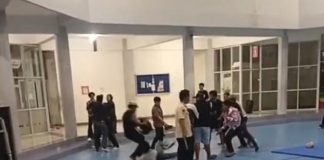 Usai Unjuk Rasa, Mahasiswa Unhas Adu Jotos dengan Pihak Keamanan Kampus FOTO: Hasil tangkapan layar video, Adu jotos mahasiswa pendemo dengan pihak keamanan.