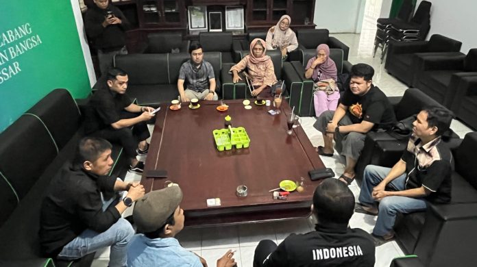 FOTO: Samsul Rizal atau Deng Ichal saat bertemu dengan para pemerhati pendidikan dan disabilitas di di Sekretariat Partai Kebangkitan Bangsa (PKB) Kota Makassar. Kamis malam (23/10/2026) FOTO: Samsul Rizal atau Deng Ichal saat bertemu dengan para pemerhati pendidikan dan disabilitas di di Sekretariat Partai Kebangkitan Bangsa (PKB) Kota Makassar. Kamis malam (23/10/2026)