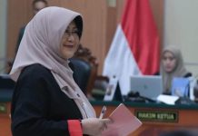 dr Tifa: Termul Lain Sudah pada Naik Mobil Alphard dan Mercedes-Benz, Dian Sandi Paling Apes FOTO: Tifauzia Tyassuma atau dokter Tifa di PN Jakarta Timur, (Ist/SNN)