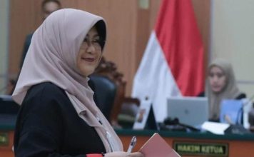 dr Tifa: Termul Lain Sudah pada Naik Mobil Alphard dan Mercedes-Benz, Dian Sandi Paling Apes FOTO: Tifauzia Tyassuma atau dokter Tifa di PN Jakarta Timur, (Ist/SNN)