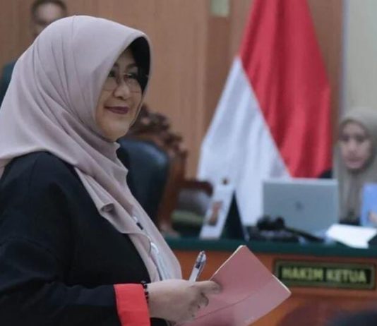 dr Tifa: Termul Lain Sudah pada Naik Mobil Alphard dan Mercedes-Benz, Dian Sandi Paling Apes FOTO: Tifauzia Tyassuma atau dokter Tifa di PN Jakarta Timur, (Ist/SNN)