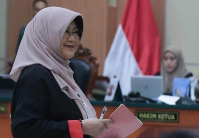 FOTO: Tifauzia Tyassuma atau dokter Tifa di PN Jakarta Timur, (Ist/SNN) FOTO: Tifauzia Tyassuma atau dokter Tifa di PN Jakarta Timur, (Ist/SNN)