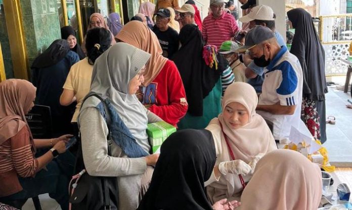 FOTO: Tim Pengabdian Masyarakat Fakultas Keperawatan Universitas Hasanuddin saat melaksanakan kegiatan pemeriksaan pada Sabtu (10/10/2026) lalu, di kompleks Masjid Jannatul Firdaus, BTP Makassar. FOTO: Tim Pengabdian Masyarakat Fakultas Keperawatan Universitas Hasanuddin saat melaksanakan kegiatan pemeriksaan pada Sabtu (10/10/2026) lalu, di kompleks Masjid Jannatul Firdaus, BTP Makassar.
