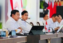 Dua Tahun Pemerintahan Presiden Prabowo, Realisasi Investasi Capai Hampir Rp4 Ribu Triliun FOTO: Presiden Prabowo Subianto dan Wakil Presiden Gibran Rakabuming Raka saat memimpin sidang paripurna Kabinet Merah Putih di Kompleks Istana Kepresidenan, Jakarta, Rabu (21/10/2026). (Sumber: BPMI Setpres)