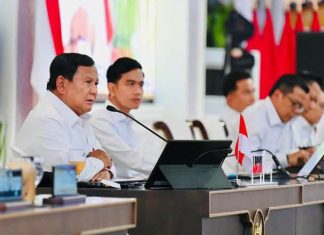 Dua Tahun Pemerintahan Presiden Prabowo, Realisasi Investasi Capai Hampir Rp4 Ribu Triliun FOTO: Presiden Prabowo Subianto dan Wakil Presiden Gibran Rakabuming Raka saat memimpin sidang paripurna Kabinet Merah Putih di Kompleks Istana Kepresidenan, Jakarta, Rabu (21/10/2026). (Sumber: BPMI Setpres)