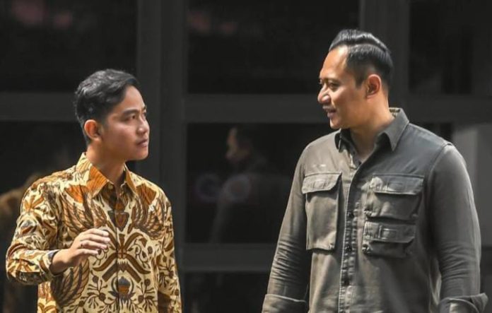 FOTO: Gibran Rakabuming Raka dan Ketum Partai Demokrat, Agus Harimurti Yudhoyono (AHY). (Antara/Muhammad Adimaja)