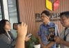 Bonatua ke Bawaslu RI, Serahkan Buku: Ijazah Gibran Juga Tidak Ada, Hasil Riset Berbasis Empiris FOTO: Peneliti Bonatua Silalahi. (ist)