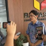Bonatua ke Bawaslu RI, Serahkan Buku: Ijazah Gibran Juga Tidak Ada, Hasil Riset Berbasis Empiris FOTO: Peneliti Bonatua Silalahi. (ist)