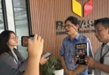 Bonatua ke Bawaslu RI, Serahkan Buku: Ijazah Gibran Juga Tidak Ada, Hasil Riset Berbasis Empiris FOTO: Peneliti Bonatua Silalahi. (ist)