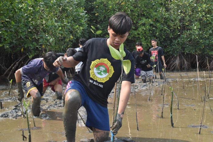 FOTO: DPW LDII Provinsi Sulawesi Selatan melaksanakan penanaman lebih dari 1.000 bibit mangrove di Taman Wisata Mangrove Lantebung, Makassar, Kamis (22/10/2026). FOTO: DPW LDII Provinsi Sulawesi Selatan melaksanakan penanaman lebih dari 1.000 bibit mangrove di Taman Wisata Mangrove Lantebung, Makassar, Kamis (22/10/2026).