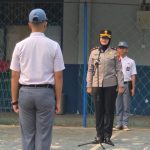 Cegah Narkoba, Bullying dan Hoaks di Medsos, Kapolsek Panakkukang Titip Pesan Penting ke Pelajar SMA FOTO: Kapolsek Panakkukang, Kompol Hj. Ema Ratna, AR, S.H., saat menjadi pembina upacara bendera di SMP-SMA SIT Darul Fikri Makassar, Rabu (28/10/2026), pukul 07.00 WITA.
