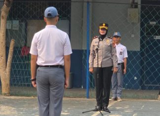 Cegah Narkoba, Bullying dan Hoaks di Medsos, Kapolsek Panakkukang Titip Pesan Penting ke Pelajar SMA FOTO: Kapolsek Panakkukang, Kompol Hj. Ema Ratna, AR, S.H., saat menjadi pembina upacara bendera di SMP-SMA SIT Darul Fikri Makassar, Rabu (28/10/2026), pukul 07.00 WITA.
