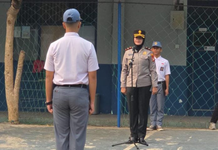 FOTO: Kapolsek Panakkukang, Kompol Hj. Ema Ratna, AR, S.H., saat menjadi pembina upacara bendera di SMP-SMA SIT Darul Fikri Makassar, Rabu (28/10/2026), pukul 07.00 WITA.