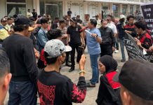 Satpam PT GMTD Adu Jotos dengan Mahasiswa, GAM: Copot Menteri ATR/BPN FOTO: Gerakan Aktivis Mahasiswa (GAM) kembali menggelar aksi unjuk rasa di depan kantor PT. GMTD dan Kantor DPRD Provinsi Sulsel, Kota Makassar, Senin (26/10/2026).