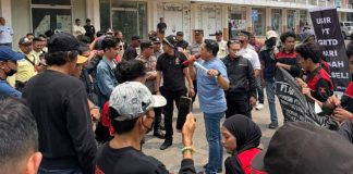 Satpam PT GMTD Adu Jotos dengan Mahasiswa, GAM: Copot Menteri ATR/BPN FOTO: Gerakan Aktivis Mahasiswa (GAM) kembali menggelar aksi unjuk rasa di depan kantor PT. GMTD dan Kantor DPRD Provinsi Sulsel, Kota Makassar, Senin (26/10/2026).