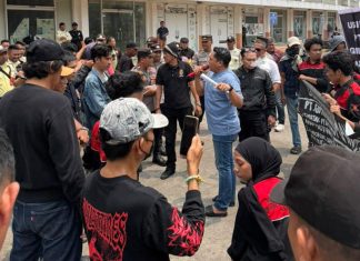 Satpam PT GMTD Adu Jotos dengan Mahasiswa, GAM: Copot Menteri ATR/BPN FOTO: Gerakan Aktivis Mahasiswa (GAM) kembali menggelar aksi unjuk rasa di depan kantor PT. GMTD dan Kantor DPRD Provinsi Sulsel, Kota Makassar, Senin (26/10/2026).