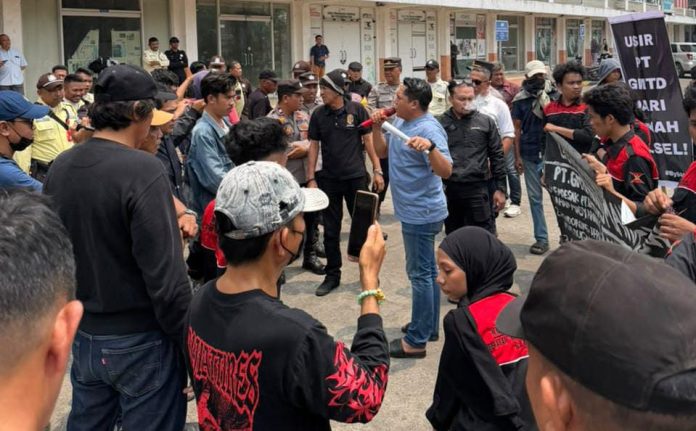 FOTO: Gerakan Aktivis Mahasiswa (GAM) kembali menggelar aksi unjuk rasa di depan kantor PT. GMTD dan Kantor DPRD Provinsi Sulsel, Kota Makassar, Senin (26/10/2026). FOTO: Gerakan Aktivis Mahasiswa (GAM) kembali menggelar aksi unjuk rasa di depan kantor PT. GMTD dan Kantor DPRD Provinsi Sulsel, Kota Makassar, Senin (26/10/2026).