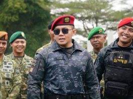 Putra Takalar Jadi Danyon 811 Sat 81 Gultor Kopassus FOTO: Paling kanan Danyon 811 Sat 81 Gultor Kopassus Letkol Inf. Wijayakusuma Hasbullah, S.I.P saat bersama Letkol Teddy Indra Wijaya, Sekretaris Kabinet Merah Putih. (Dok. Via Facebook)