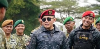 Putra Takalar Jadi Danyon 811 Sat 81 Gultor Kopassus FOTO: Paling kanan Danyon 811 Sat 81 Gultor Kopassus Letkol Inf. Wijayakusuma Hasbullah, S.I.P saat bersama Letkol Teddy Indra Wijaya, Sekretaris Kabinet Merah Putih. (Dok. Via Facebook)