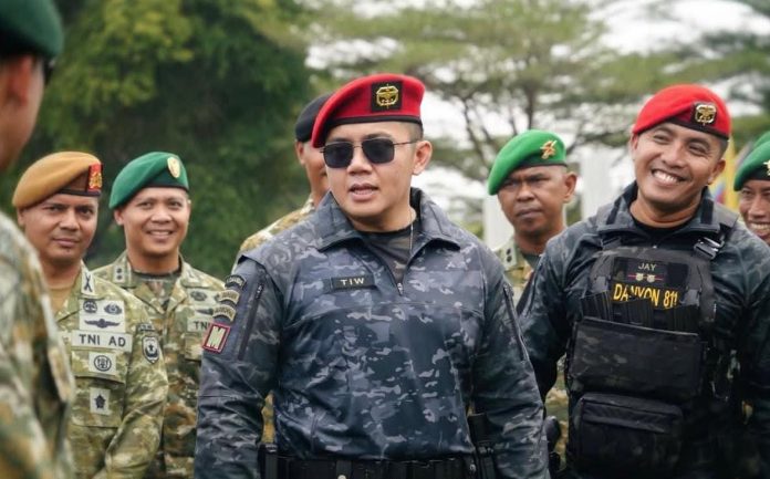 FOTO: Paling kanan Danyon 811 Sat 81 Gultor Kopassus Letkol Inf. Wijayakusuma Hasbullah, S.I.P saat bersama Letkol Teddy Indra Wijaya, Sekretaris Kabinet Merah Putih. (Dok. Via Facebook) FOTO: Paling kanan Danyon 811 Sat 81 Gultor Kopassus Letkol Inf. Wijayakusuma Hasbullah, S.I.P saat bersama Letkol Teddy Indra Wijaya, Sekretaris Kabinet Merah Putih. (Dok. Via Facebook)