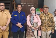 Ruang Digital Dipenuhi Konten Asusila Berbahasa Bugis, Karang Taruna Konsultasi ke Budayawan dan Dinas Kebudayaan Makassar FOTO: Dari kiri, Kepala Bidang Kekayaan Warisan dan Promosi Budaya, Ludfi, SH, Muhammad Zulkifli, ST, MT, Ketua Karang Taruna Makassar, Prof. Dr Andi Ima Kesuma, IC, M.Pd, dan Budayawan lainnya.